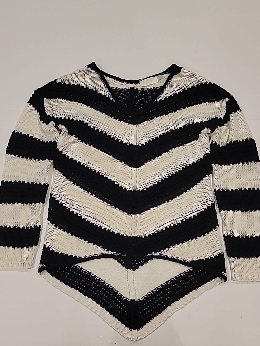 RD Style Slim Black and White Chevron Knit Sweater Large - Picture 3 of 11